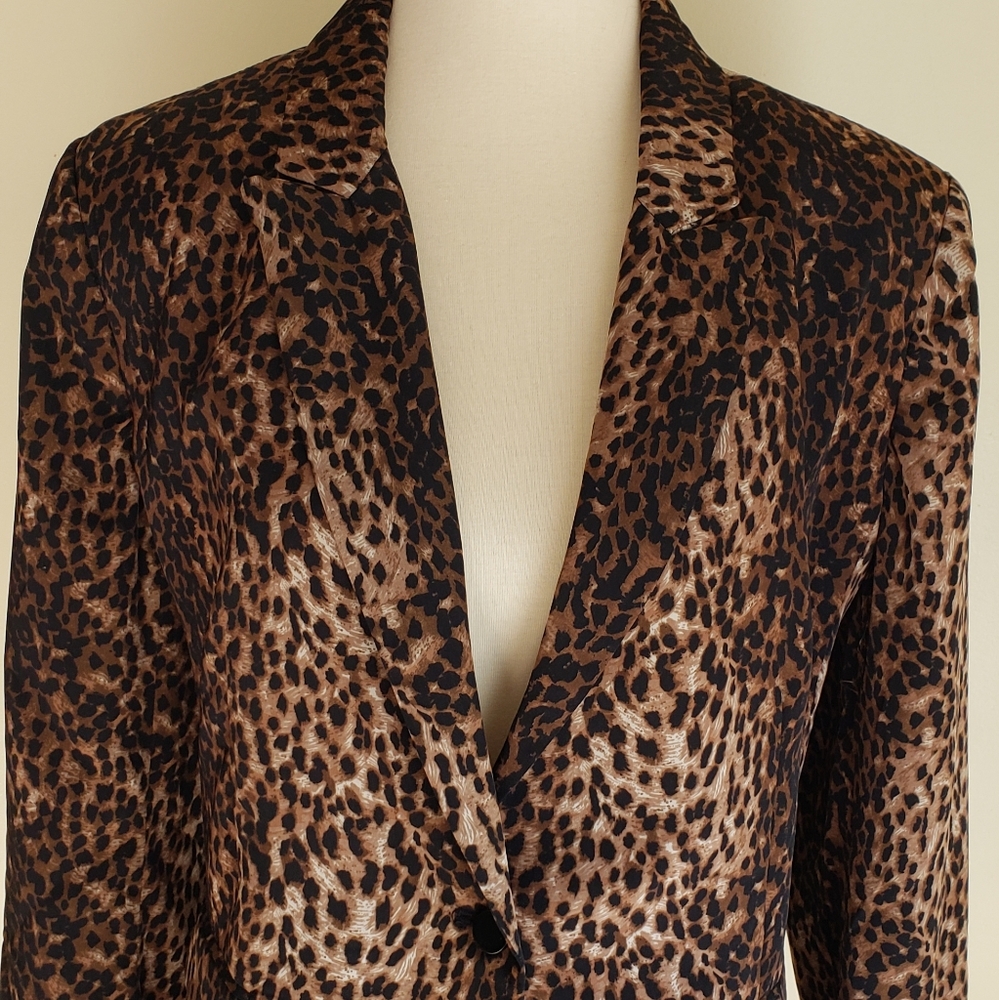 💕Host Pick💕 Chico's Size 2 Leopard Print Blazer
